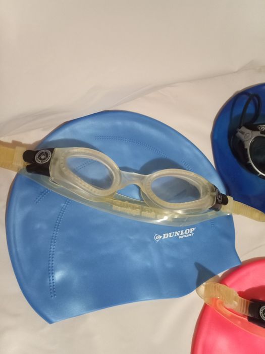 Шапочки та окуляри для плавання у басейн.