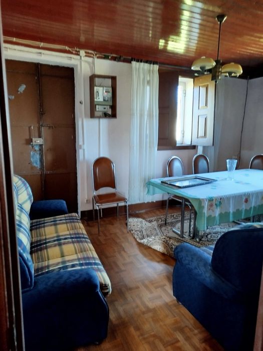 Casa e terreno bem localizado.