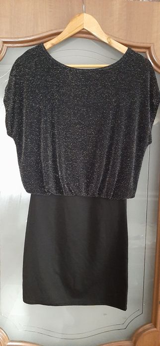 Чорна вечірня сукня з унікальним дизайном.