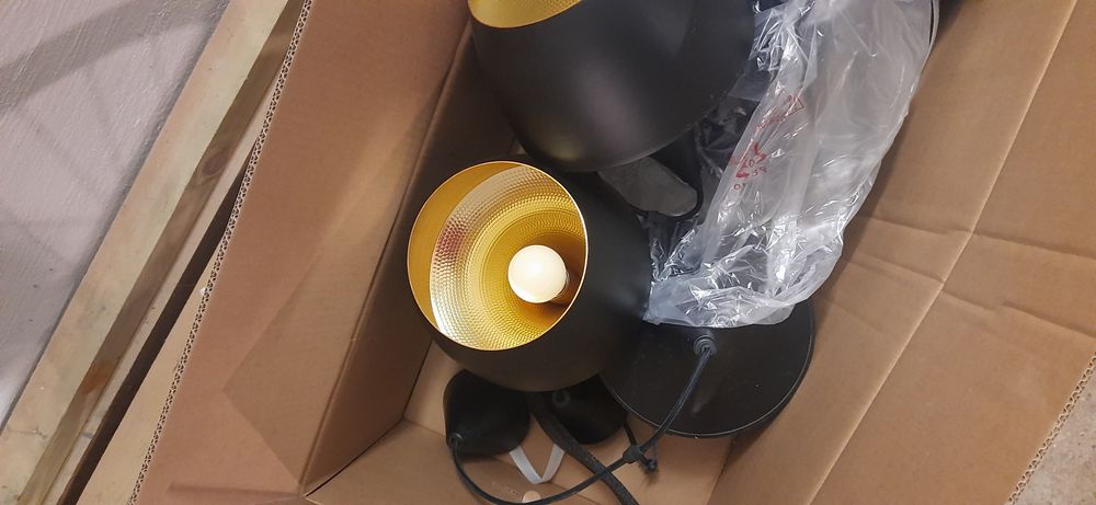 Lampy czarne ze złotem na żarówkę