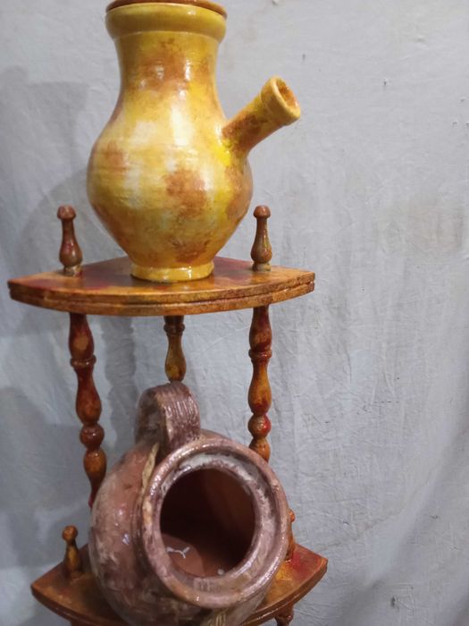 Estante de canto em madeira pintada em tons castanhos