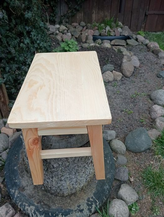 Lakierowany  tabret i taborecik sosna