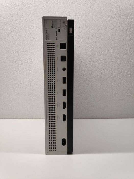 Consola Xbox One S com comando e jogo