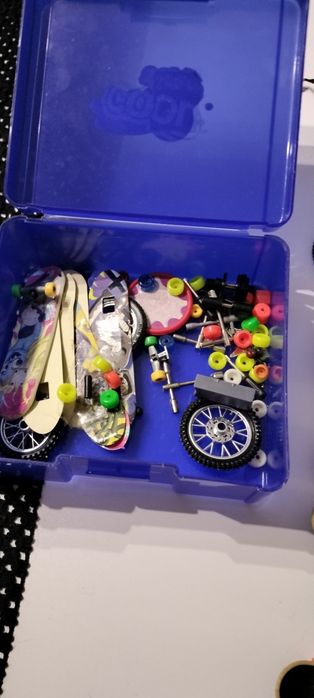 Conjunto de mini skates, bike e acessórios