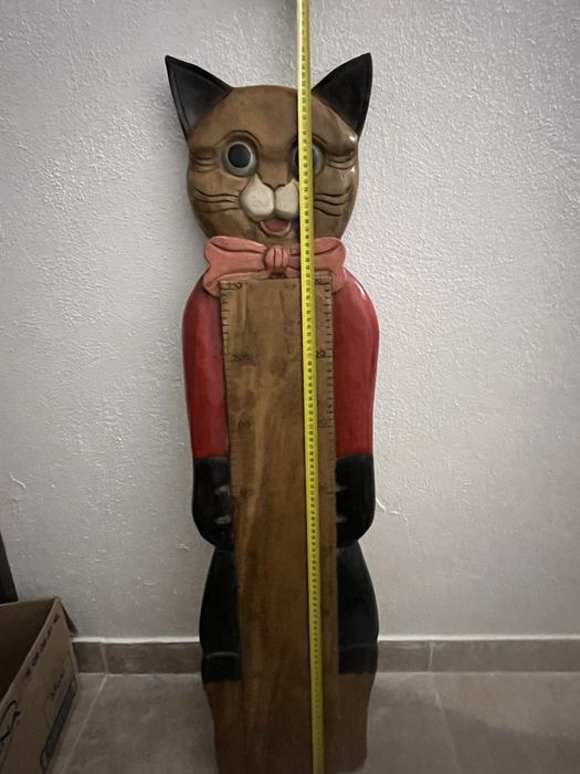 Gato de madeira maciça com medicao de altura