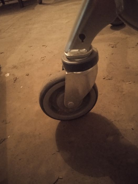 Візок для перевезення вантажів чотирьохколісний