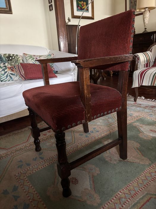 Cadeiras antigas em madeira. (Duas)