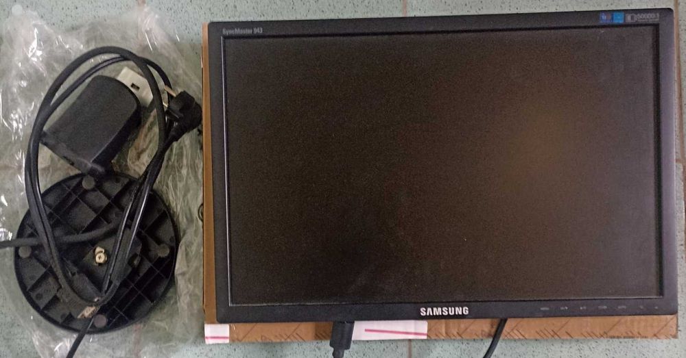 Samsung 943NW 19" (1440×900) 75 Гц / 5 мс / VGA / Black зручний 16:10