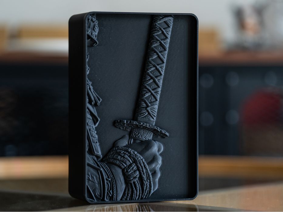 Caixa de presente com relevo de samurai