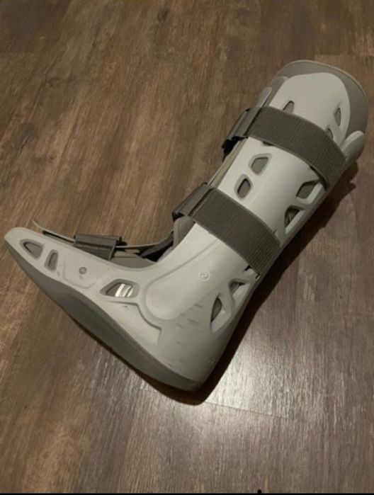 Orteza Aircast Walker. J.037.00 wraz z podpietkami prawymi. Używana