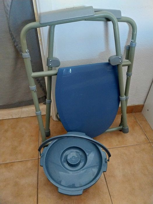 Cadeira Sanitária Bacio Dobrável + Cueca Fralda Incontinência