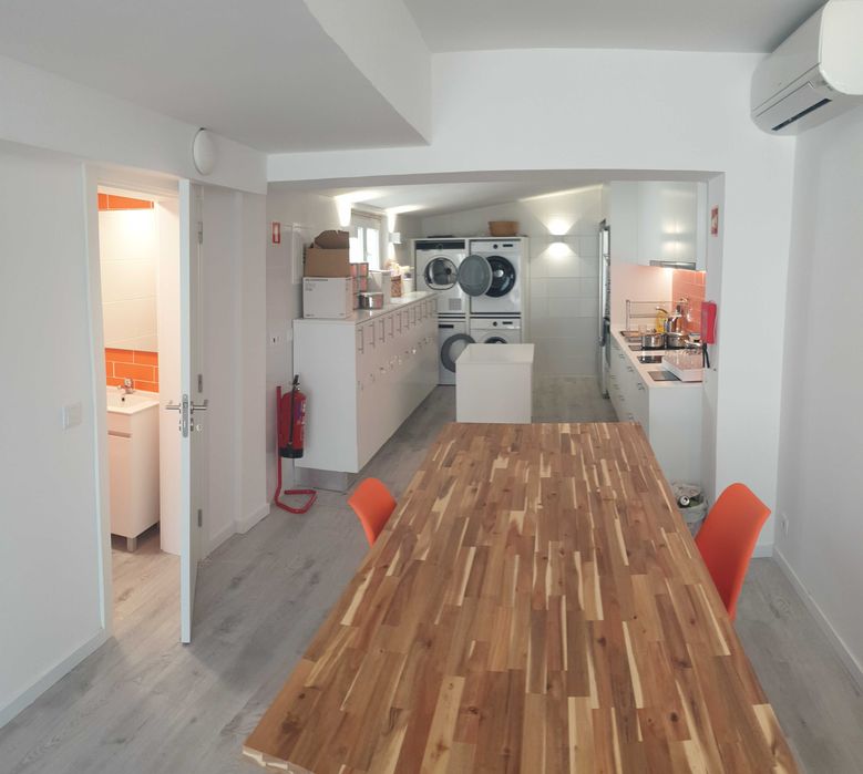 Quarto/Suite novo c roup, wc, lcd, frig, AC, registo na AT.