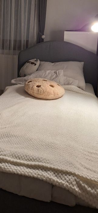 Łóżko Ikea- Huga  tapicerowana rama łóżka plus dno łóżka gratis