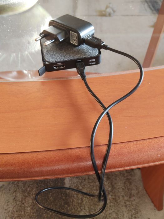 Dekoder TV 4K BOX jest kabel zasilający+ hdmi (brakuje pilota)