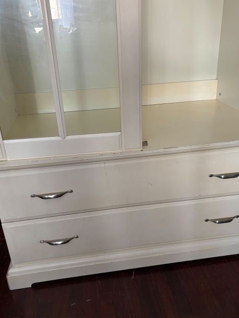 Roupeiro branco, Ikea, com portas de vidro e duas gavetas