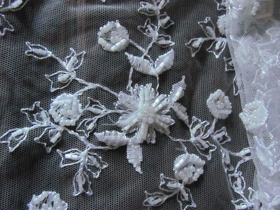 белый гипюр, расшитый бисером, рубкой