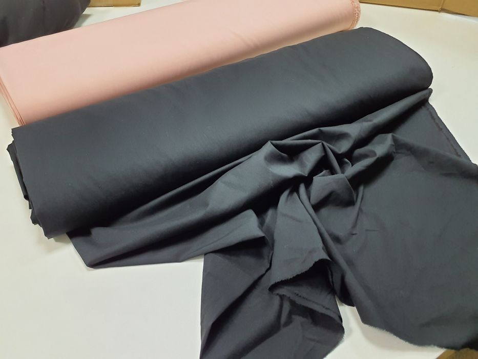 Tkanina czarna delikatna z elastanem szer.140 cm.