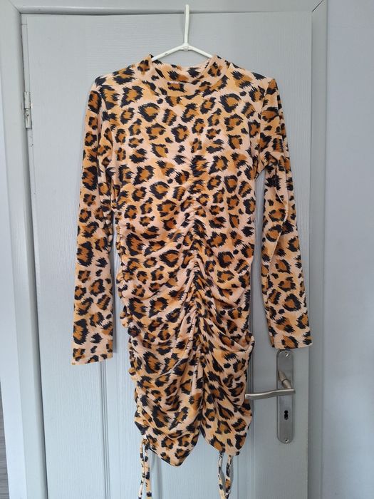 Sukienka welurowa na długi rękaw panterka