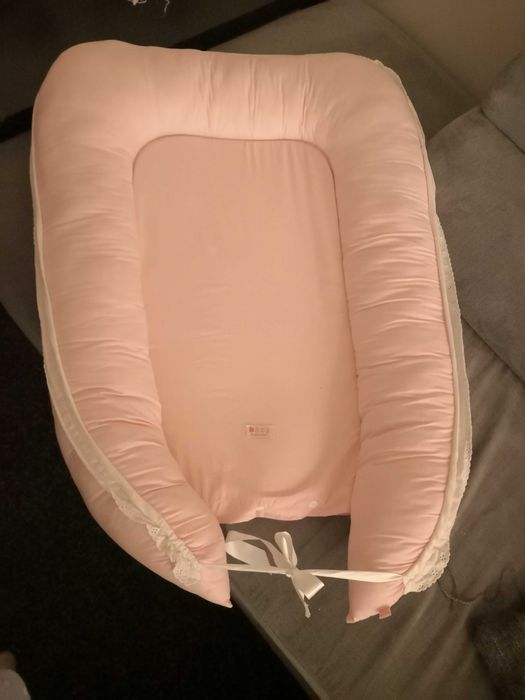 Ninho rosa maiorista com oferta de almofada de amamentaçao