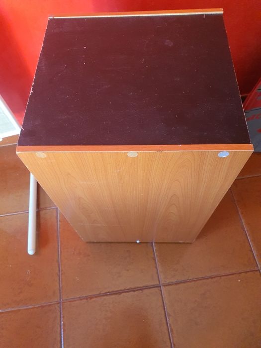 Vendo 2 mesas tanto da para cabeceira ou de apoio a escritório