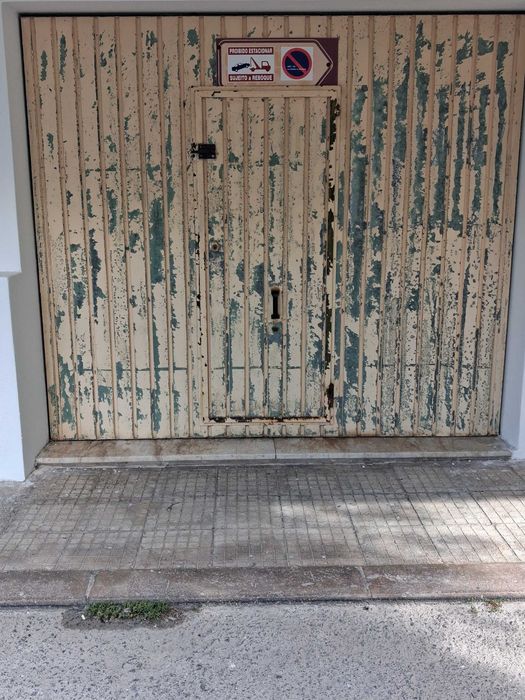 Arrendo garagem box, ao ano em portimao, para guardar carro ou mota.Tem 20 m2 e é de fácil acesso.Livre a partir do mês de julho de 2026.