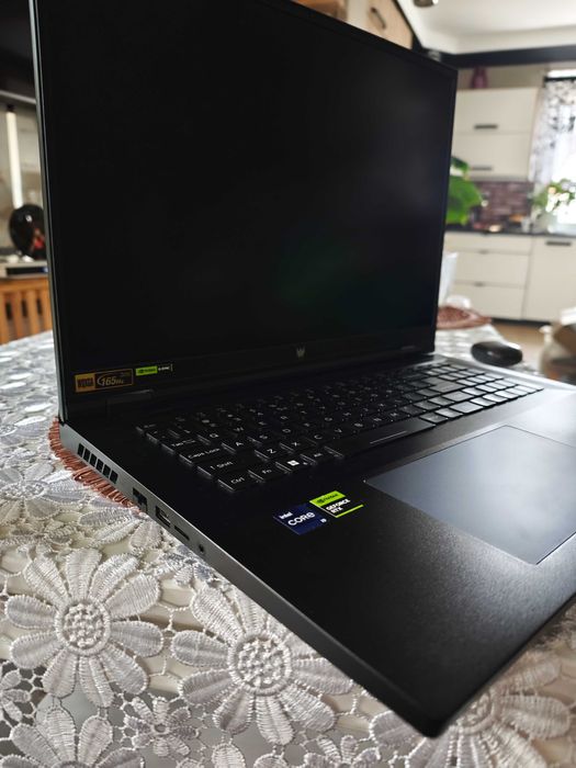 Laptop Acer Predator Helios 18 w stanie bardzo dobrym