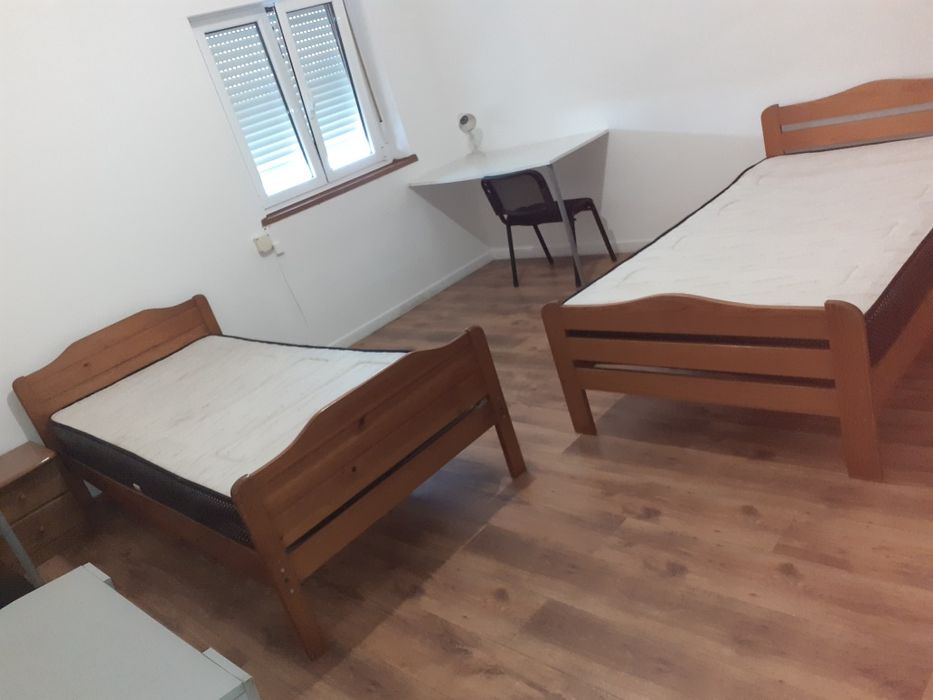 Alugam-se quartos duplos perto do IPB.