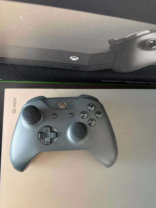 Xbox One X Edycja Gold Rush 1TB z padem, okablowaniem oraz pudełkiem
