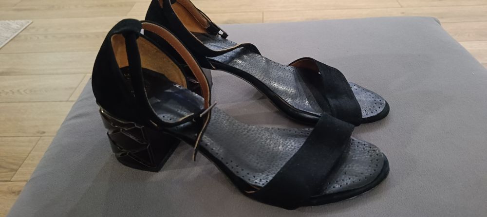 Sandały czarne z ozdobnym obcasem