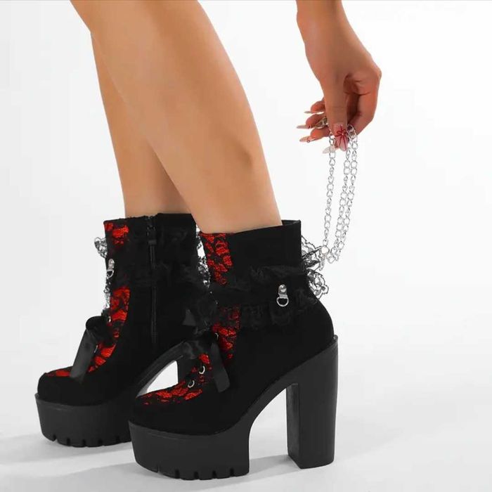 Wysokie buty. Nowe.