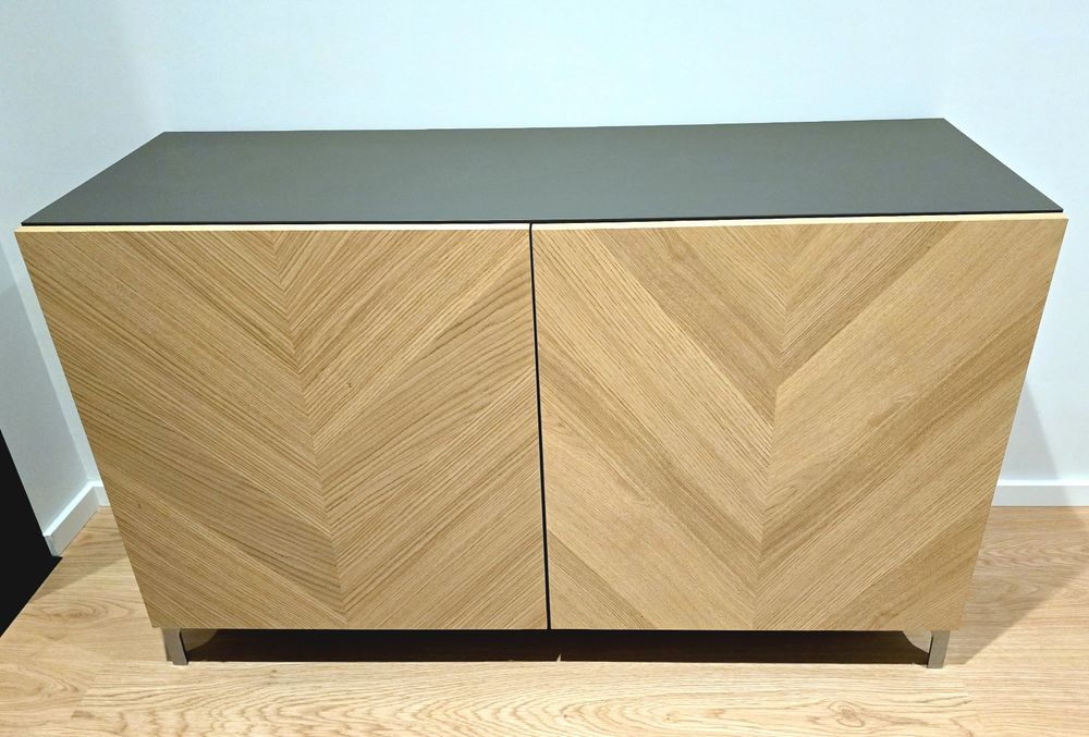 Móvel aparador cinza e portas em carvalho