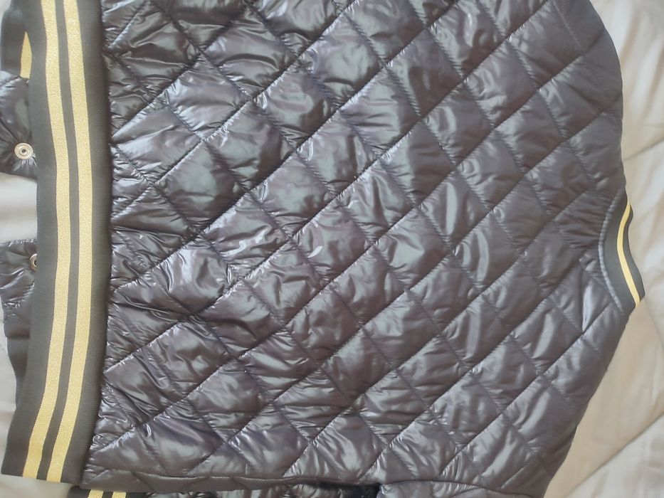 Casaco preto com detalhes dourados