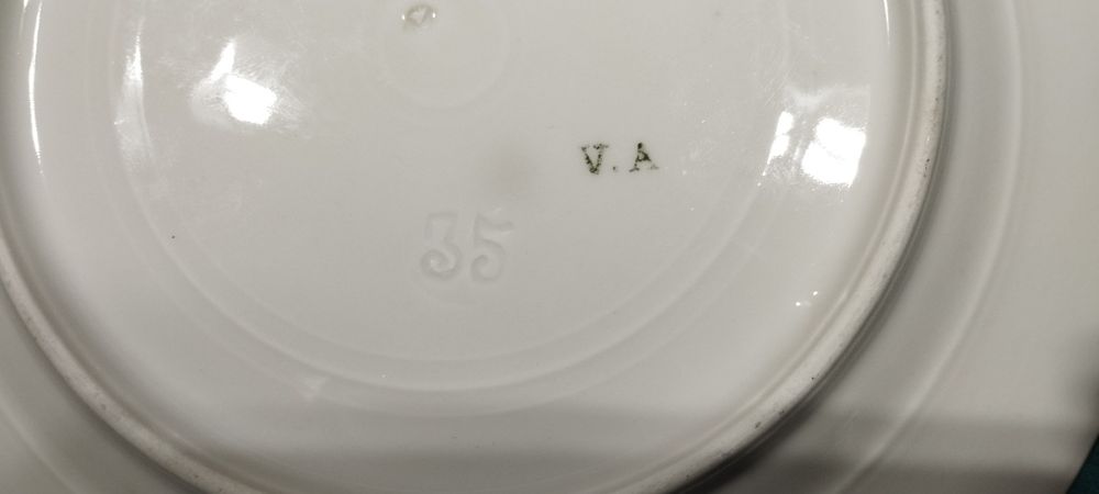 Prato antigo com relevo