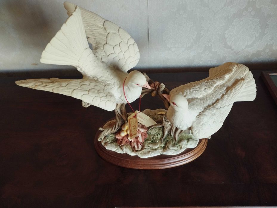 Arranjo de pássaros em cerâmica