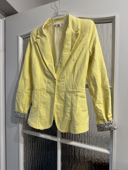 Żółty damski żakiet
