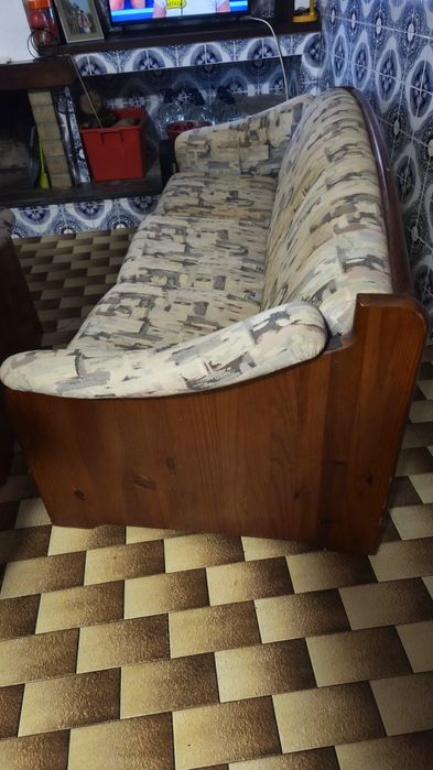 Conjunto de Sofás em Madeira Maciça (3 Lugares + 2 Lugares) – Excelente Estrutura