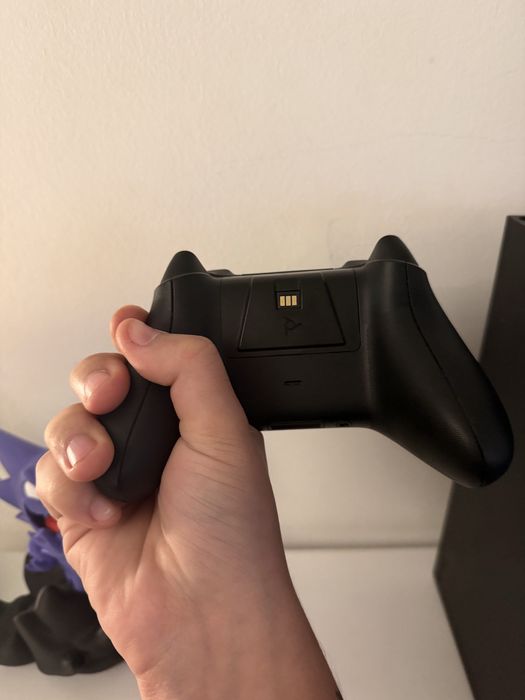 Xbox Series X 1TB Preta + Carregador Comandos + Decoracao Nuvens