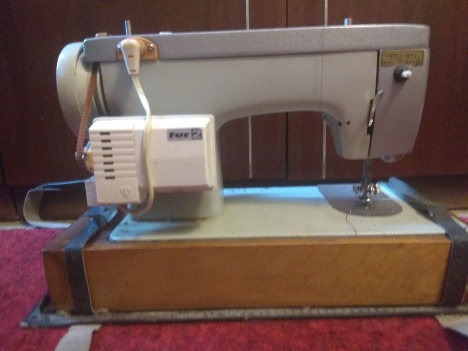 Швейная машинка с электроприводом в чемодане