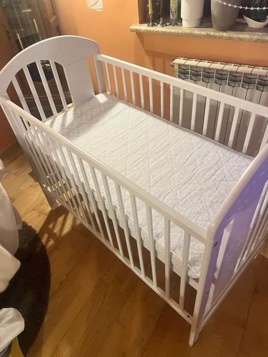 Łóżeczko niemowlęce z materacem