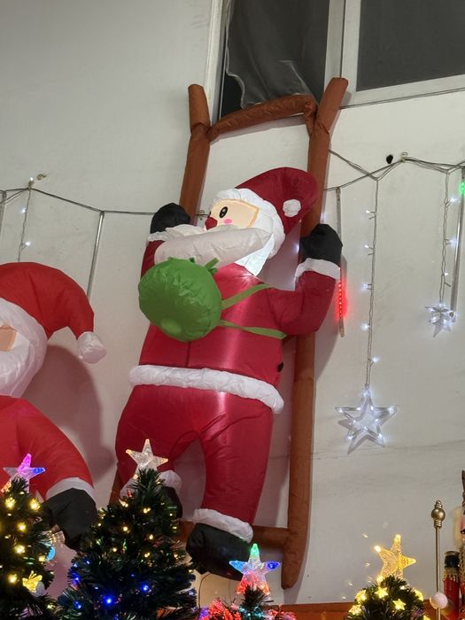 Pai natal insuflavel a subir escada