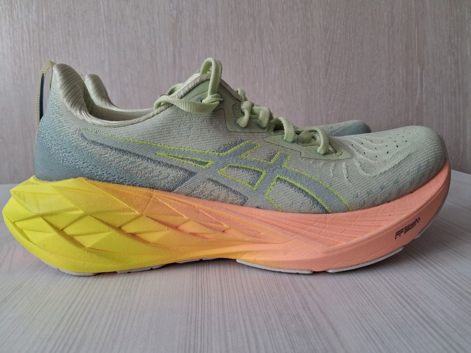 Кросівки бігові ASICS Novablast 4 Paris
