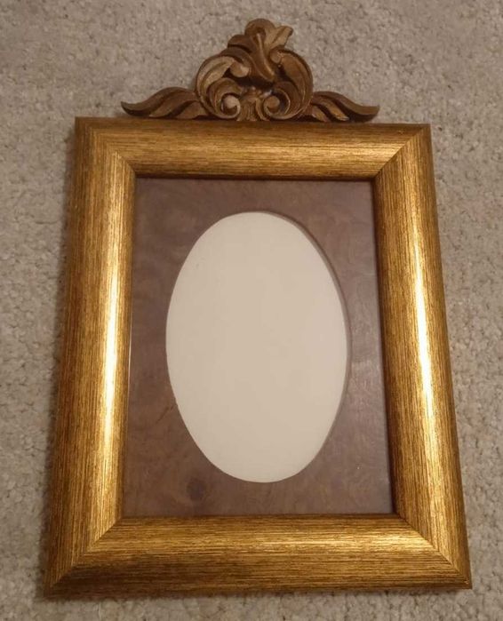 Moldura  de madeira dourada