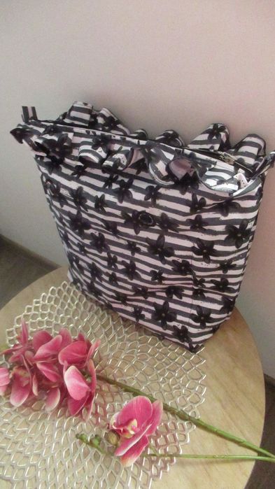 24h Organizer do Obag Standard czarne kwiaty falbanka suwak metal