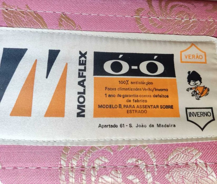 Cama de bilros c/ 2 mesas de cabeceira, muito estimadas.