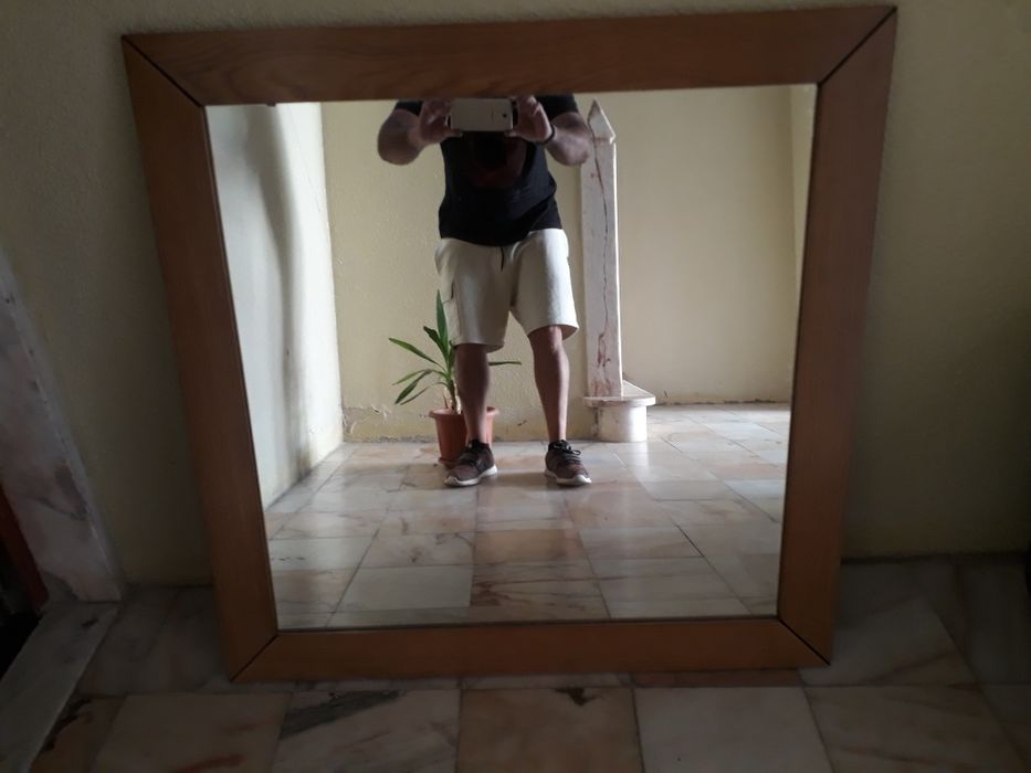 Espelho com moldura em madeira Novo