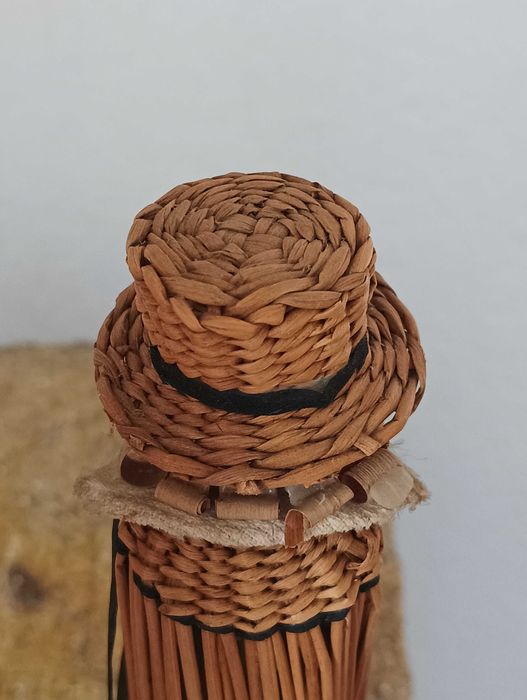 Bonecos feitos de palha trançada