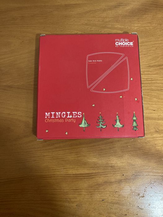 2 Christmas-themed triangular plates434038198838251524