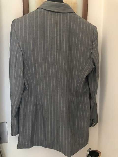 Elegante casaco Srª cinza, com riscas verde oliva, marca luxo Escada