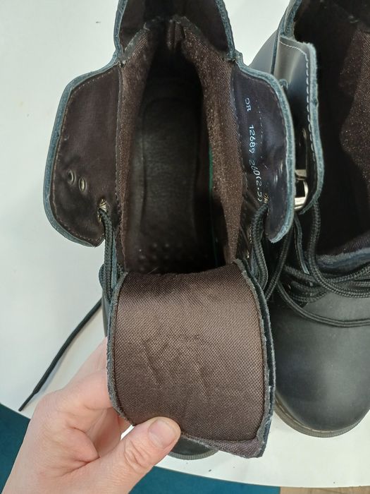 Ботинки кожані, чорні з коричневою підошвою, 41 розмір