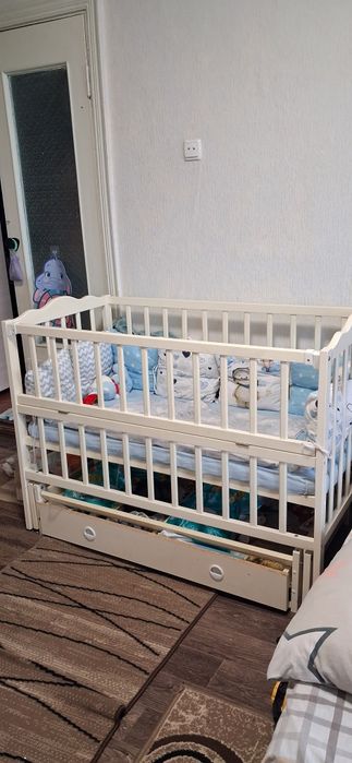 Дитяче ліжечко з маятником
